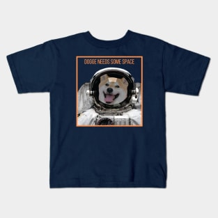 Shiba Inu needs space Kids T-Shirt